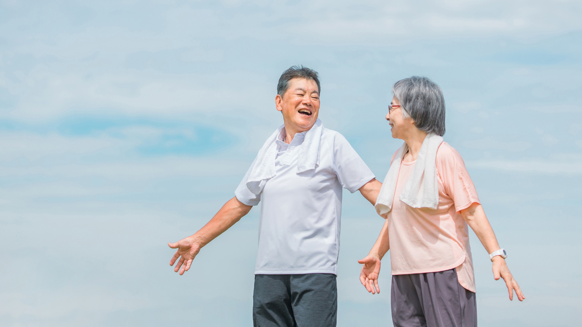 外でウォーキングをする高齢の男性と女性