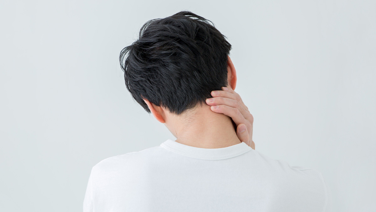 首肩まわりにひっかかりを感じている男性