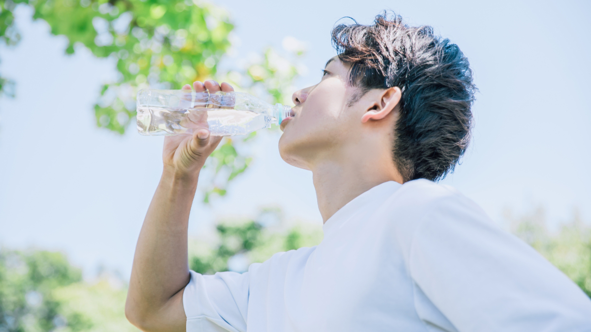 運動中に水分を摂る男性