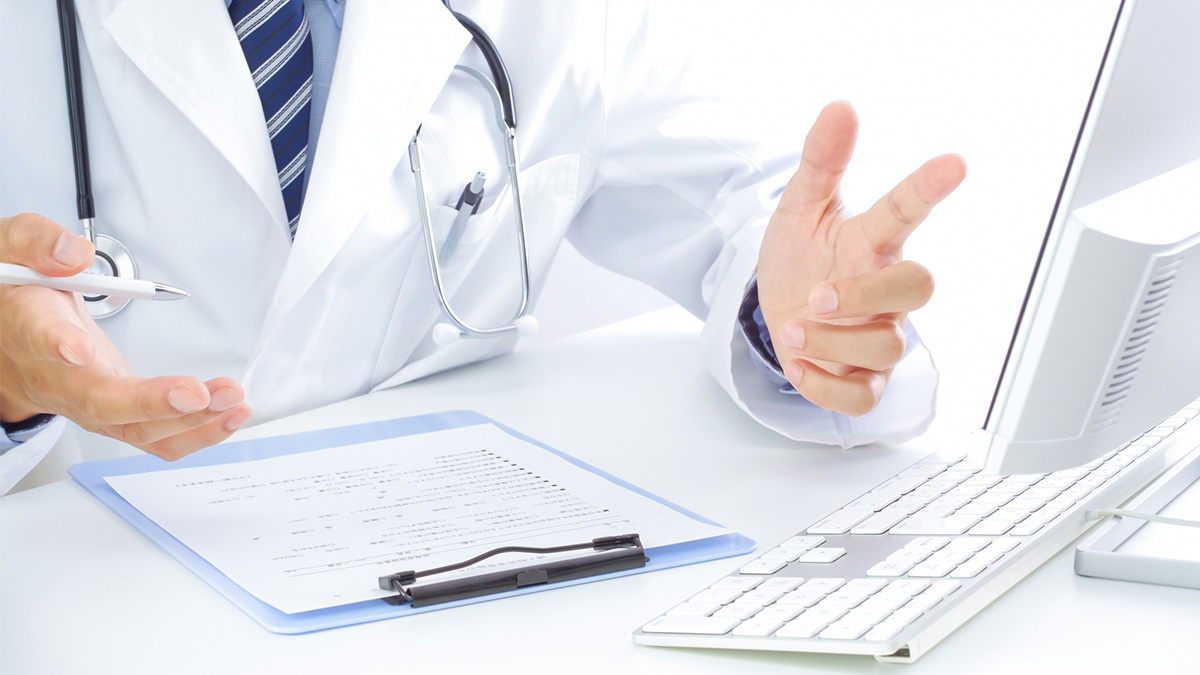 マンツーマンでカウンセリングする医師