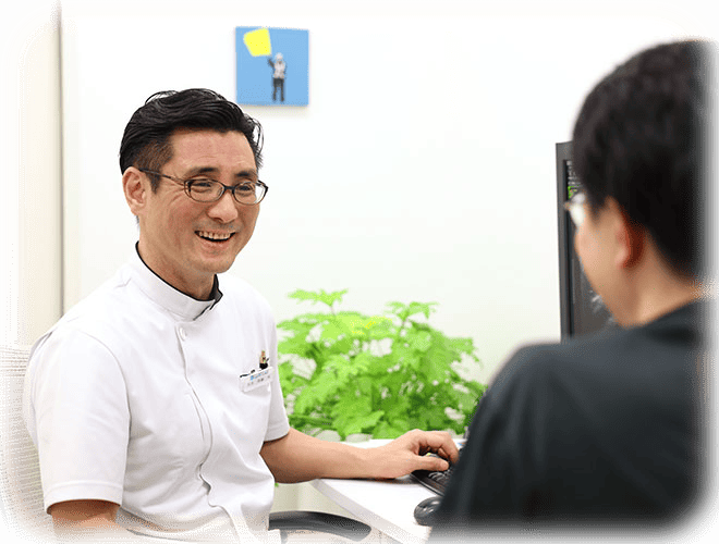 問診を行う名東区さいとう整形外科リウマチ科 斉藤究院長の様子