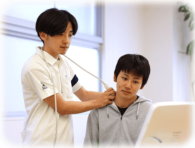 専門的な知識と技術を学び続けるために超音波（エコー）検査を行う名東区さいとう整形外科リウマチ科 斉藤究院長の医療スタッフ
